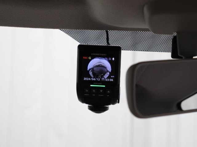 交通事故処理の迅速化等、運転中の「万が一」を記録してくれ、もしもの時も心強いドライブレコーダーを装備しています。