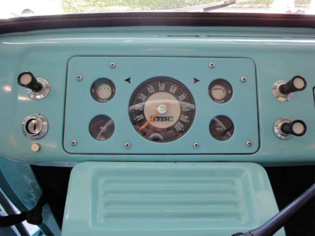 大径のスピードメーターを中心に各種計器とスイッチ類が配置されています。イグニッションスイッチは左下に。
