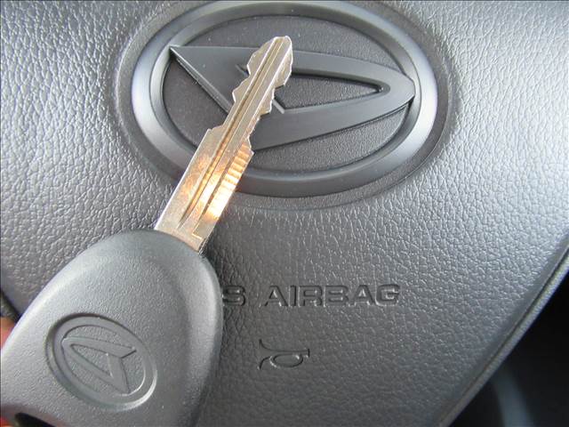 【キーレス】ボタン一つで鍵の開閉が可能です。エンジンをかけ際は鍵を回すタイプになっております。