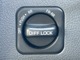 【　デフロック　】 デフをロックすることにより反対側の車輪にも駆動力 が伝わり脱出が可能となります。電動デフロックは、 スイッチ操作でリヤデフ、またはリヤデフとフロントデフ 両方をロックできる機構です。