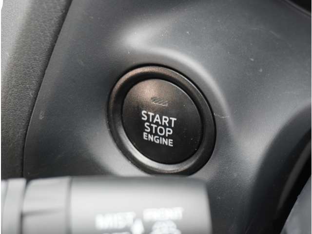 エンジン始動ボタンはハンドルの左横です
