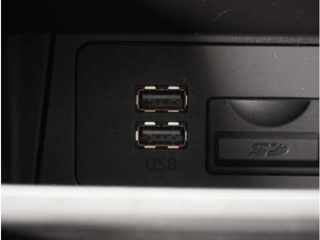 USBの挿入口の画像です。ドライブ中に携帯電話の充電も可能です！