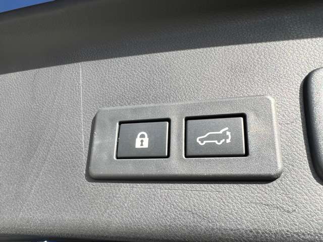 【パワーバックドア】スマートキーや運転席のボタンを押すだけでリアゲートが自動で開閉します！荷物を持っている時や、高い位置にあるバックドアを閉める際に便利な機能です