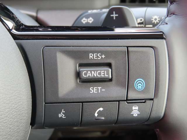 搭載されているセンサーやカメラを駆使して、高速道路で感じるストレスを軽減。条件が整えば、アクセル・ブレーキ・ハンドル操作を車がサポート。前方の車を追従します。