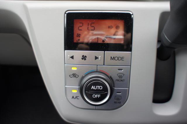 オートエアコンなので温度を設定しておくだけで、自動で車内の温度を調節してくれます。