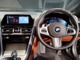 BMWのステアリングはドライバーと車体が一体感に感じれるような操作性を実現しております。また、握りやすさや操作性を向上するためにスイッチ類も配置されております。