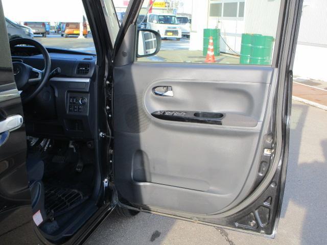 運転席・助手席ドアの内側、足元には大きめのドリンクホルダーが付いているので、ペットボトルを置くのに丁度いいスペースです。