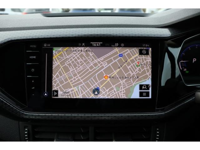 【ナビゲーション】8インチのタッチスクリーンに、センサーボタンとダイヤルで高い視認性とスムーズな操作性を実現。純正システムならではの車両との連動制により、車両の各種情報表示先進安全装備などの設定も可能