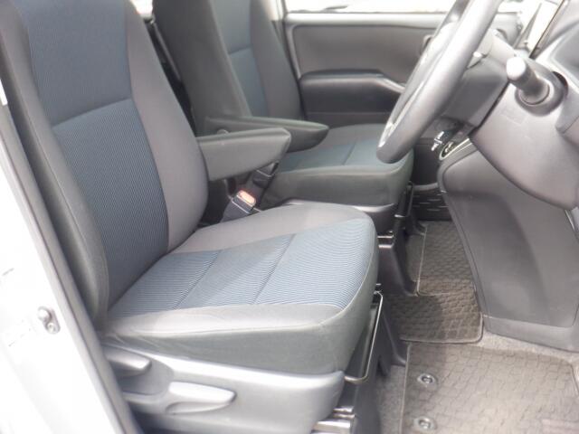運転席側には、座席の高さ調節が出来るシートリフター付です。ウィークスルーになっておりますので後部座席への移動も楽々です♪