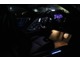 オプションの光るスカッフプレートやアンビエントライトが夜の車内を華やかに彩ります。