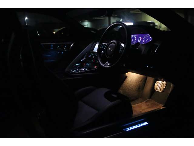 オプションの光るスカッフプレートやアンビエントライトが夜の車内を華やかに彩ります。