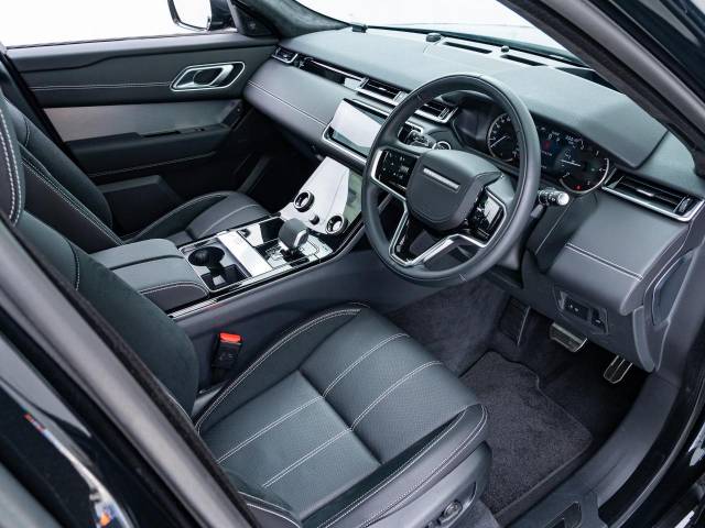 エレガントでシンプルな美しさが息づくインテリア。車全体に広がるラグジュアリーとイノベーションの感覚を感じ取っていただけます。定評あるコマンドドライビングポジションの高い着座位置で視界も良好。