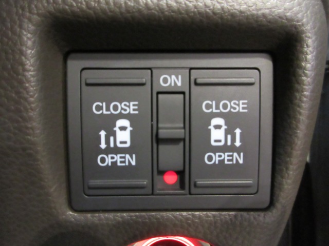 ■両側電動スライドドア■運転席脇のスイッチを押すだけで、両側それぞれのドアを開閉することが出来ます！お子様の送迎時などに便利ですね♪