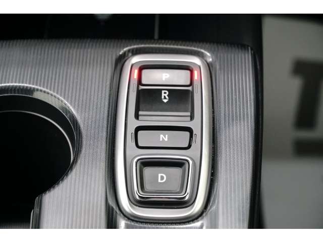 シフトはボタン操作となっており、直感的な操作性により、ドライバーの快適な運転を支援。P・N・Dは押す、Rは引くという人間の感覚にマッチした操作感です