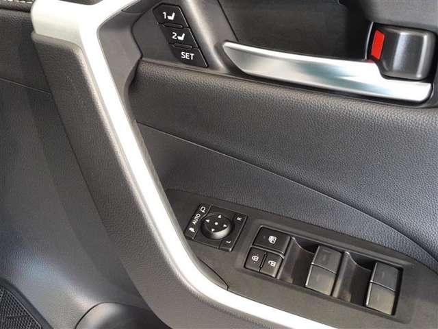運転席のパワーシートはメモリー機能付きです。電動格納式ドアミラー・パワーウィンドウを装備してます。