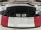 エンジンコンパートメント上部は、「911R」「4.0」と記されたパネルで飾られる。エンジン本体を俯瞰（ふかん）することはできせん。