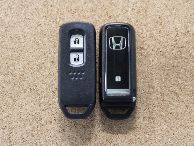 スマートキーです。キーを携帯しているだけで、ドアロックの開閉やエンジンの始動が可能で便利です。