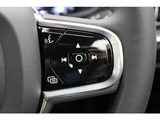 ステアリング右のスイッチは、ナビゲーションやオーディオ、電話などの機能をコントロールできます。音声でのコントロールにも対応しています。