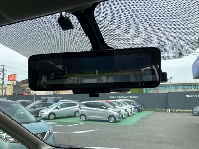 ルームミラーは、車両後方のカメラ映像をミラー面に映し出すので、乗車人数や荷物の量に影響をされずいつでもクリアな後方視界が得られます