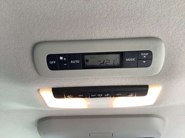 後部座席エアコン☆エアコンの風が届かず前席と後部座席の温度差が。。。安心してください！後部座席にもエアコン搭載でしっかり車内空間を快適な温度に調節できます♪