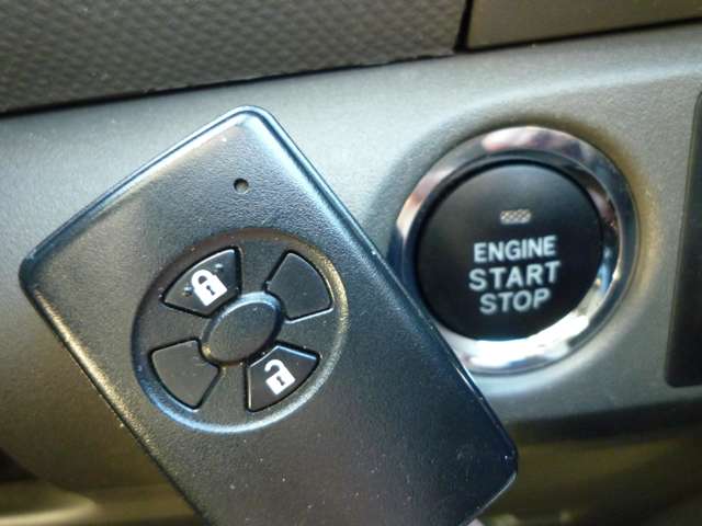 キーフリーシステムですので、キーはバックやポケットに入れたままでお車の施錠・開錠・エンジンの始動・停止が出来ます。