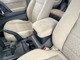 運転席と助手席の間の肘置きは収納ボックスとしてもお使い頂けます。