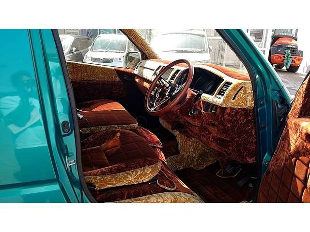 トヨタ ハイエースバン 3.0 DX ロング ディーゼルターボ 4WD 全塗装済/内装張替/ローダウン 北海道の詳細画像 その9