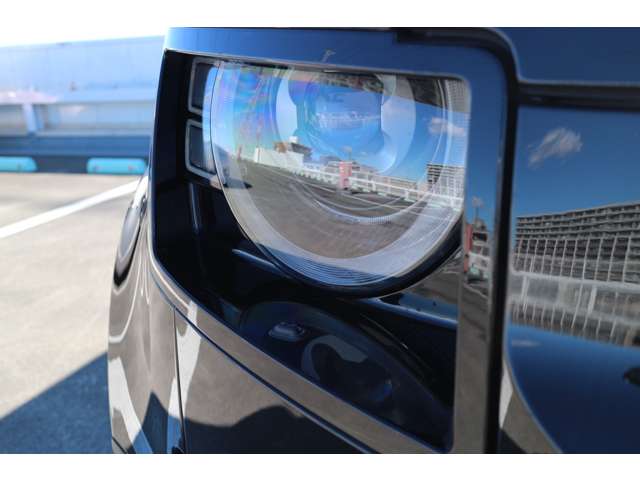 【シグネチャー付きマトリックスＬＥＤヘッドランプ】ＬＥＤの照射を微細な縦のストライプに分割し、対向車の周囲だけをハイビームで照らして視認性を向上するアダプティブドライビングビームを装備。