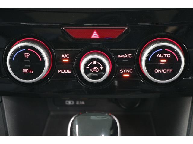 「左右独立温度調整機能付フルオートエアコン」装備。運転席と助手席の温度が個別に調整でき、体調などに合わせて快適にお過ごしいただけます