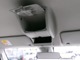 運転席と助手席の天井にオーバーヘッドコンソールと眼鏡ホルダーが付いておりますので便利です。
