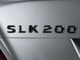 SLK200のエンブレムはオーナーさんに優越感と特別なクルマとして価格以上の価値を得ることができます。