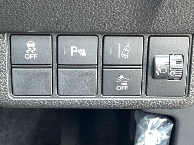 運転席右側に衝突軽減ブレーキ【CMBS】のスイッチやパーキングセンサーのスイッチ等がついています。