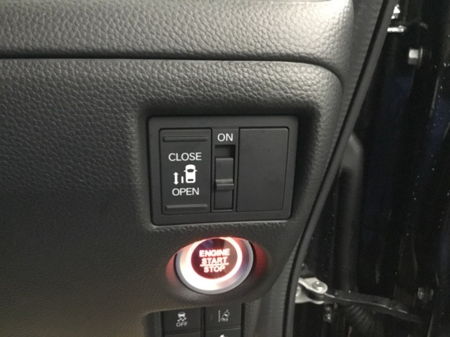 リモコンや運転席のスイッチ操作で楽々自動開閉。【助手席側。電動スライドドア】