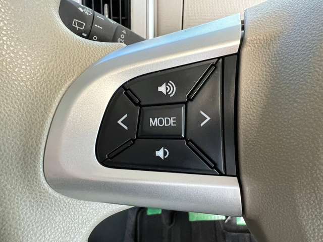 ステアリングスイッチを使うことで、運転中電話に触れずに電話に出る音量調節をするといったハンズフリー操作を行うことができる。