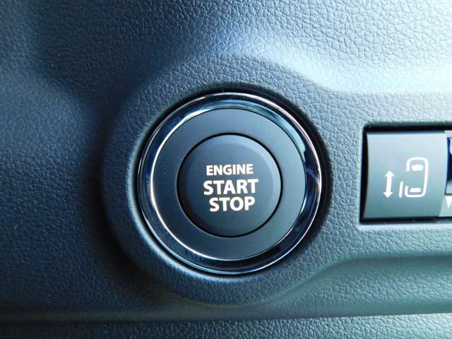 【スマートキー】バックやポケットに入れたままでもドアの開け閉めが可能なスマートキーを装備。エンジンのオン・オフ時もカギを取り出す必要が無いからとっても便利です♪