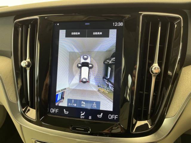 【３６０°ビューカメラ】４台の高解像度カメラで３６０度の鳥瞰図を表示。隣の車や壁、死角にある障害物などを画面で確認できるため、狭いスペースでの駐車・出入りも安心です。