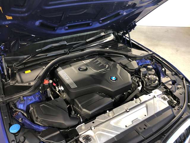 BMW 2.0L 直列4気筒ツインパワーターボ ガソリンエンジン ：バルブトロニック（無段階可変バルブリフト）、ダイレクトインジェクションシステム、ダブルＶＡＮＯＳ（吸排気無段階可変バルブタイミング）