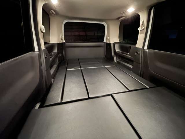 床は専用設計のループカーペットを使用。純正風のデザインで統一感、高級感があります。