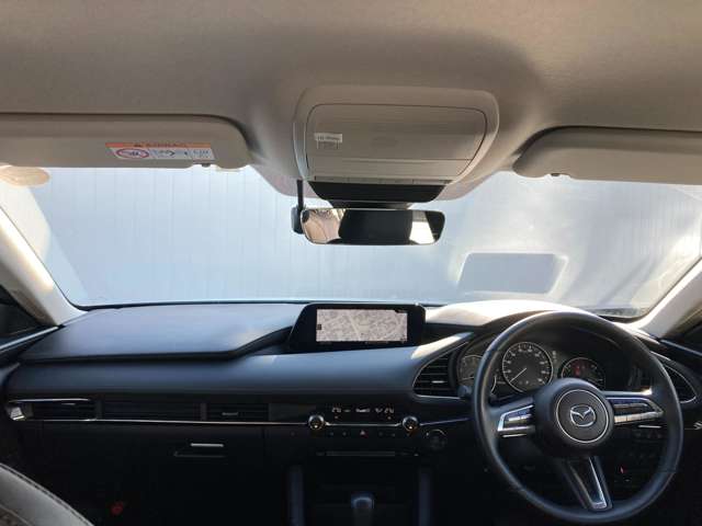 ドライバーを中心に操作機器や計器類を左右対称に配置したコックピット。ヒューマンインターフェイス優先とする事で、疲労軽減や安全にも繋がります。