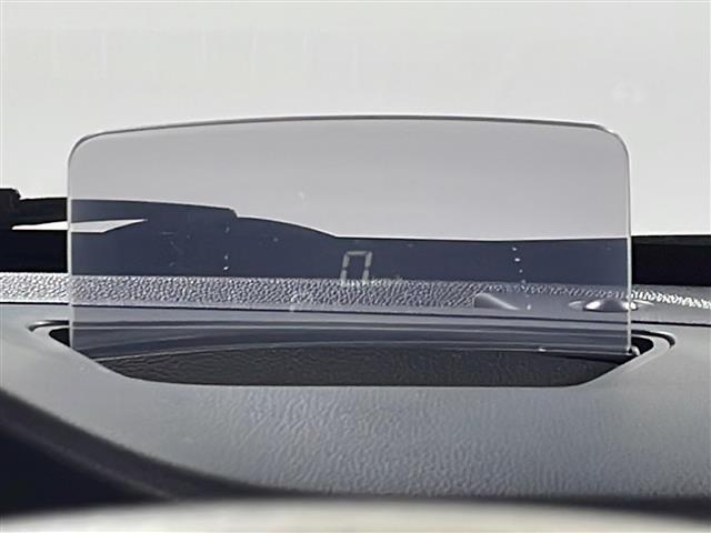 【ヘッドアップディスプレイ（ＨＵＤ）】フロントウインドウガラスに走行情報を投影します。運転中の目線と重なるように表示されるので、少ない視線移動で速度が確認できるので、 ドライビングに集中できます！