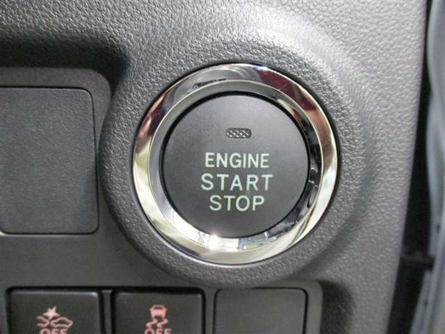 スタートシステム♪エンジンの始動は、ブレーキを踏んでエンジンスイッチを押すだけ。キーを差し込む手間もなく、カンタンでスムーズです♪