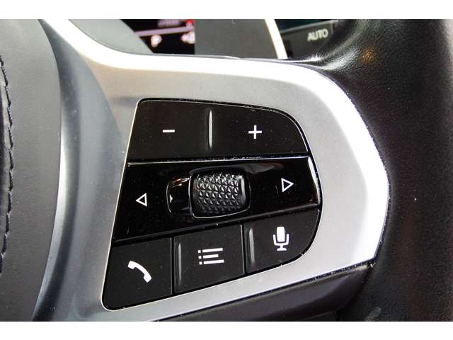 【マルチファンクションステアリング】ステアリング右側のスイッチでは、オーディオのボリュームの調節や、ラジオのチャンネルの変更、電話の受け取りなどを可能にします。運転中に目線を下げずに操作可能です