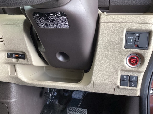 左側に高速で便利なETCがあり、また、便利な電動スライドドア、横滑りを防ぐＶＳＡなどのスイッチは、運転席の右側、手の届きやすい位置にあります。