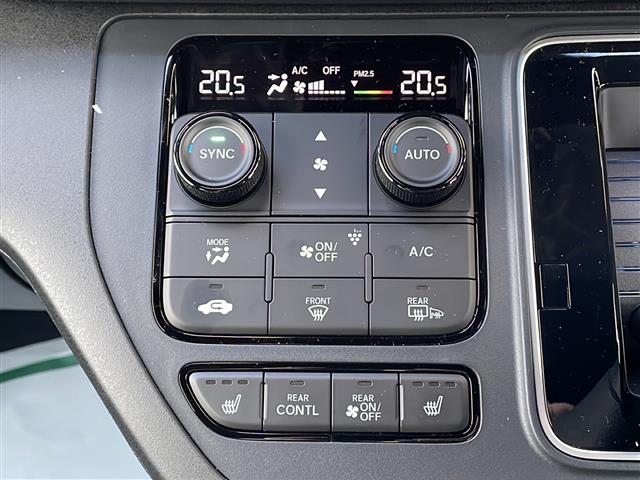 【左右独立温度コントロール式フルオートエアコン（ＤＵＡＬ／ＳＹＮＣ）】運転席側と助手席側でそれぞれ自由に温度設定ができ、快適な風量やモードなどを自動調整します！