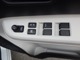 運転席のドアにはパワーウインドーと電動格納式ドアミラーを操作するスイッチがあるのでお手元操作で便利です。