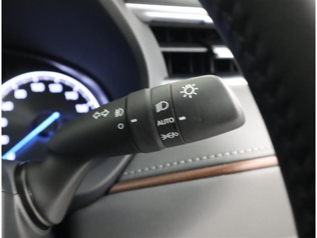 車外の明るさに応じて、自動的にライトの点灯・消灯をしてくれます