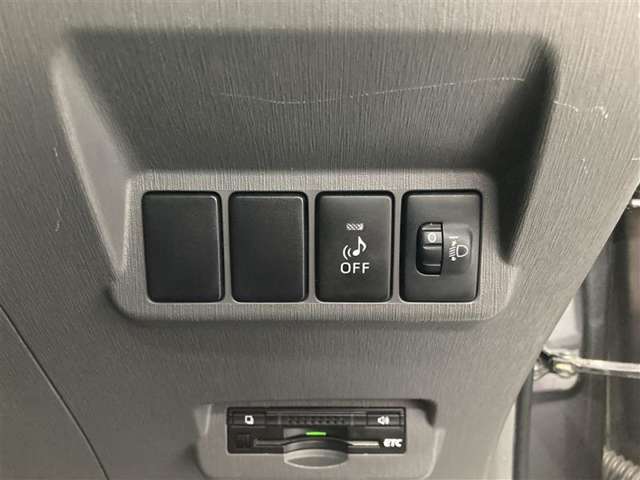 音符マークのボタンは、車の接近を音で知らせる車両接近通報装置の切り替えボタンです。早朝に出かける時や深夜の帰宅など、静かに走りたい時などはオフできます。（通常は安全のためにオフしないで下さいね）。