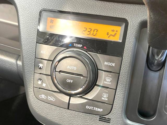 【問合せ：０７４９－２７－４９０７】【オートエアコン】一度お好みの温度に設定すれば、車内の温度を検知し風量や温度を自動で調整。暑い…寒い…と何度もスイッチ操作をする必要はありません。快適な車内空間には