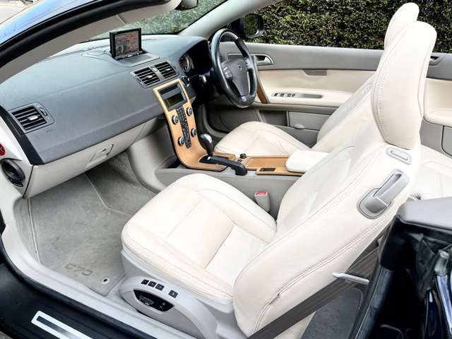 助手席にもシートヒーター、電動調整及びシートメモリー機能を備えております。