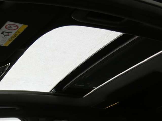 車内に光を取り入れ明るく開放的に演出するパノラミックガラススライディングルーフを採用しています！状況に応じてチルトアップ＆スライドの２パターンでご使用頂けます！！ＴＥＬ：０４７－３９０－１９１９